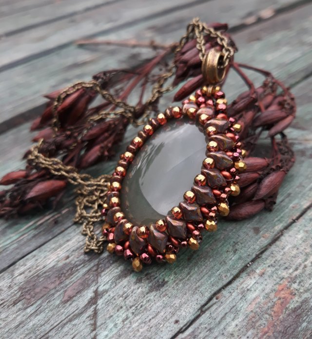 ,,opal  w ażurowym oplocie,,