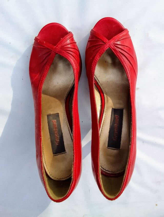 CZERWONE BUTY NA OBCASIE 38