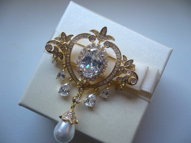 ELEGANCKA BROSZKA