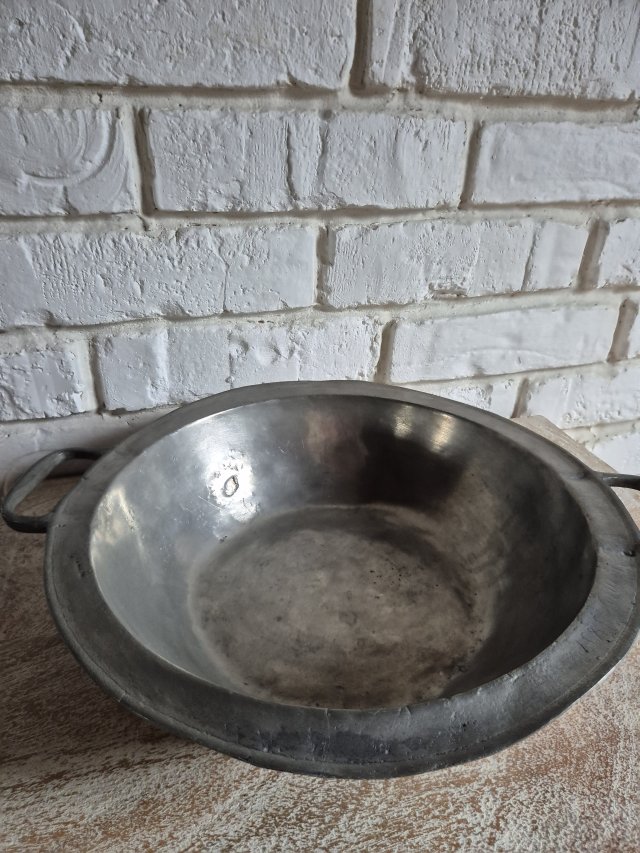 Stara metalowa misa