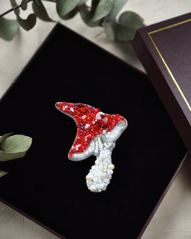 3D Broszka ręcznie haftowana, Broszka muchomor, Unikatowa biżuteria