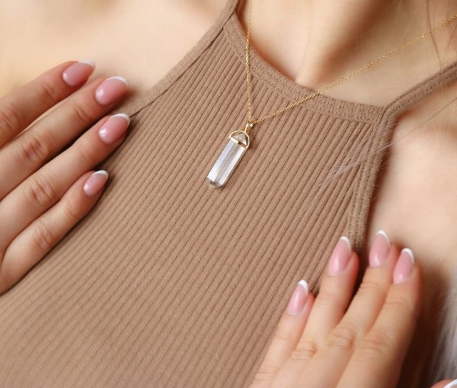 Naszyjnik "Mystical Pure Crystal" ozdobiony dużym kamieniem kryształem górskim- srebro 925 pozłacane