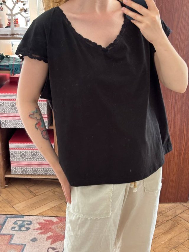 Avenue Czarna Bluzka z Koronkowym Wykończeniem Plus Size 6XL / 52 / 24