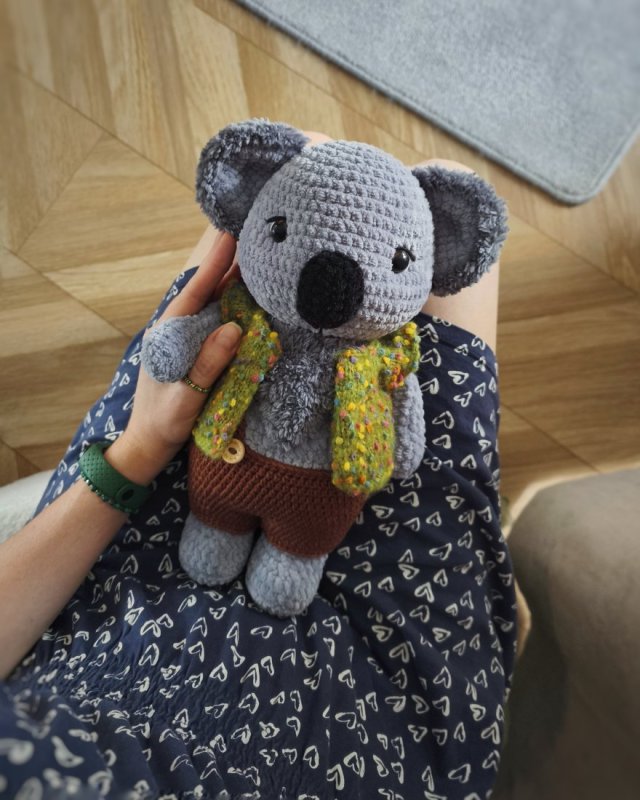 Miś koala w ubraniu, Miś pluszowy na szydełku, Miś na prezent dla dziecka