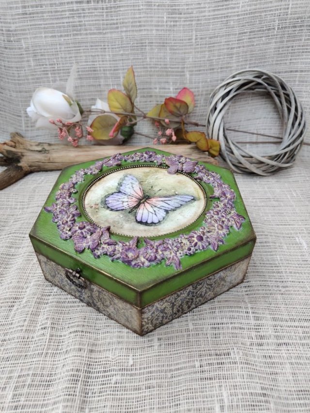 Szkatułka "Lawendowy Motyl" – ręcznie zdobione pudełko decoupage