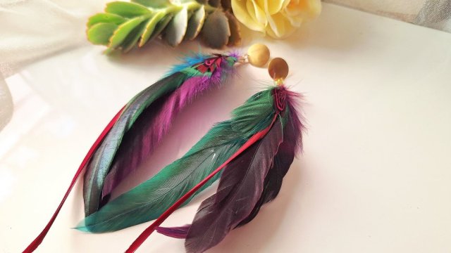 Kolczyki pióra fioletowo-zielone  w stylu boho chic w połaczeniu z mosiądzem
