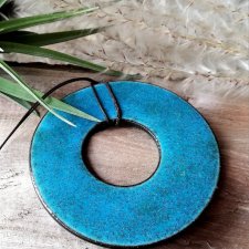 Orągły wisior ceramiczny HAWAII - długi naszyjnik z błąkitnym wisiorem w kształcie koła - dizajnerski naszyjnik długi - biżuteria modowa GAIA-ceramika