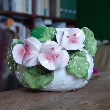 FINE BONE CHINA ŚWIECZNIK Z KWIATKAMI * NA JEDNĄ ŚWIECĘ * PORCELANOWE KWIATKI
