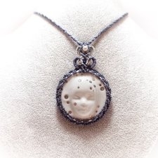 LUNA Księżycowy Portret wisior porcelanowy z szafirem i perłą mikro makrama
