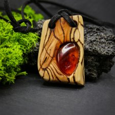 Biżuteria z bursztynem - Wisiorek "Bursztyn w octowcu" – pirografia; drewniana biżuteria, Amber Wood Pendant