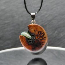 Wisiorek z wiśni z chalcedonem – biżuteria inspirowana naturą i surowym pięknem, dla niej, prezent pirografia, dla niej, kobiety, Unique Wooden Jewelr
