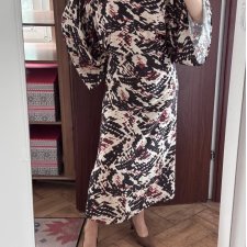 Zwiewna długa sukienka maxi z efektownymi szerokimi rękawami Eloquii Rozmiar 6XL / 52 / 24