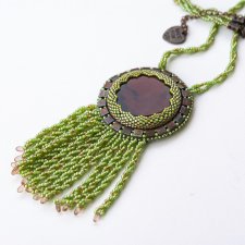 Wisior w stylu boho chic z fantazyjnymi frędzlami