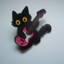 METALOWA EMALIOWANA PIN PRZYPINKA CZARNY KOT KOTEK Z GITARĄ