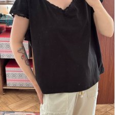 Avenue Czarna Bluzka z Koronkowym Wykończeniem Plus Size 6XL / 52 / 24