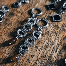 Kolczyki chainmaille z granatem potrójny splot 6,6 cm gothic dark fairycore