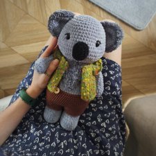 Miś koala w ubraniu, Miś pluszowy na szydełku, Miś na prezent dla dziecka