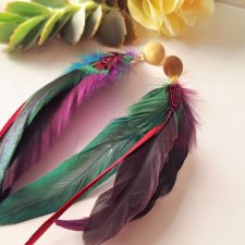 Kolczyki pióra fioletowo-zielone  w stylu boho chic w połaczeniu z mosiądzem